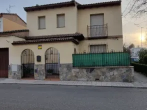 Casa pareada en calle de Federico Mayo