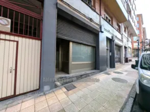 Local comercial en calle Montes del Sueve