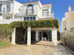 Chalet adosado en Urbanización Jardines del Golf
