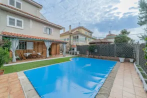 Chalet pareado en Avenida de las Flores