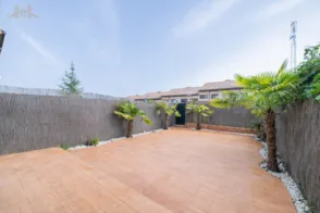 Chalet adosado en calle Pino Salgareño, 57