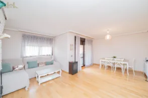 Chalet adosado en calle Pino Salgareño, 57