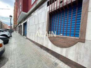 Local comercial en calle de la Democracia, cerca de Calle de la Olivereta