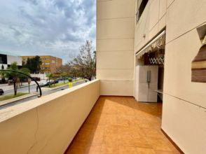 Piso en Avenida Carlos de Haya, cerca de Calle del Conde de Belalcázar