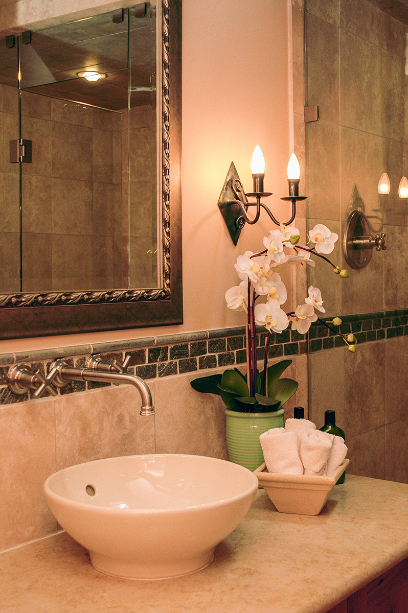 plantas en la encimera del ba&ntilde;o