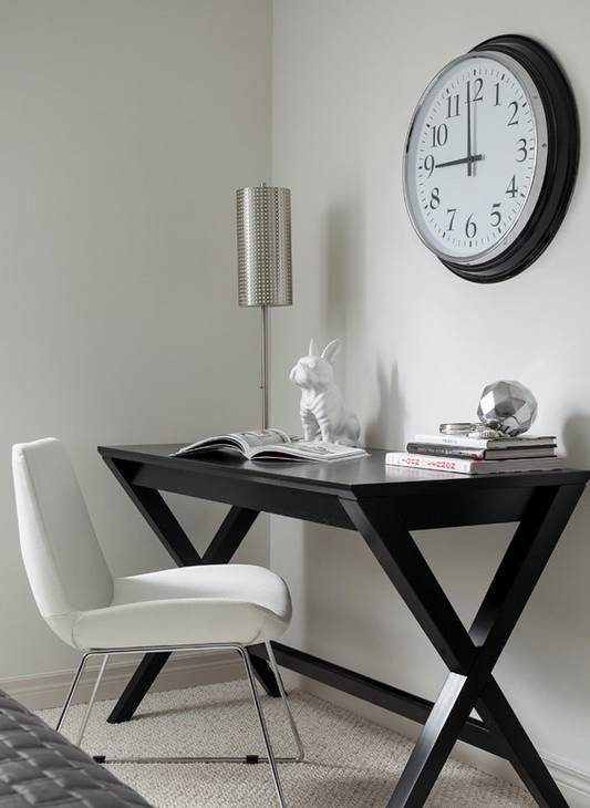 Настенные часы в интерьере кухни. Часы на кухне в интерьере. Часы над кухонным столом. Часы над консолью. Часы над столом.