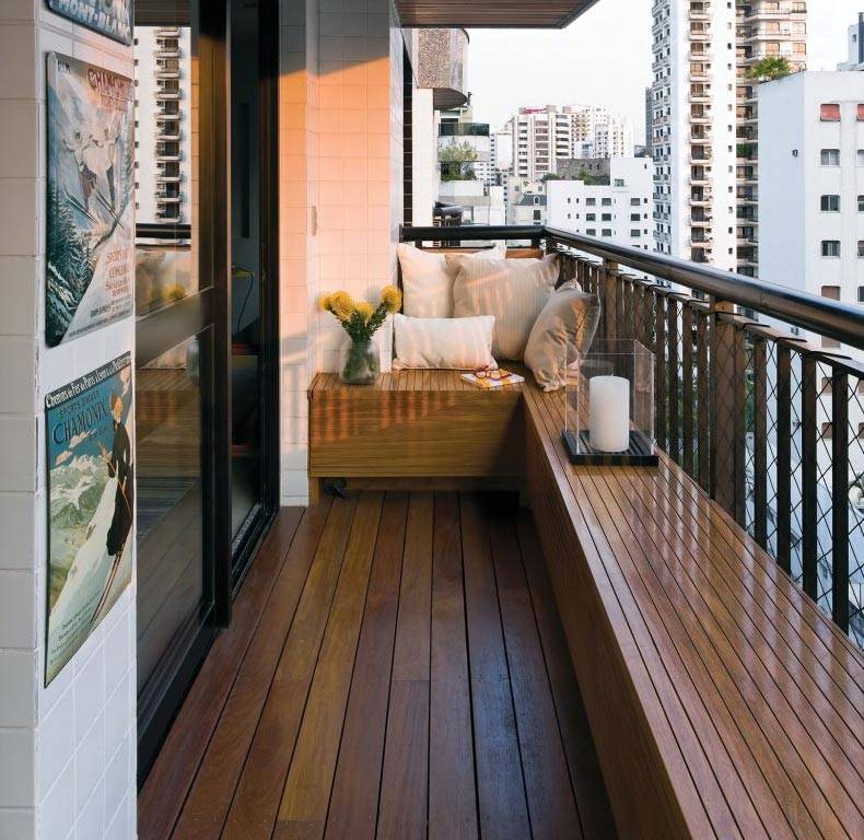 balcón con suelo de tarima