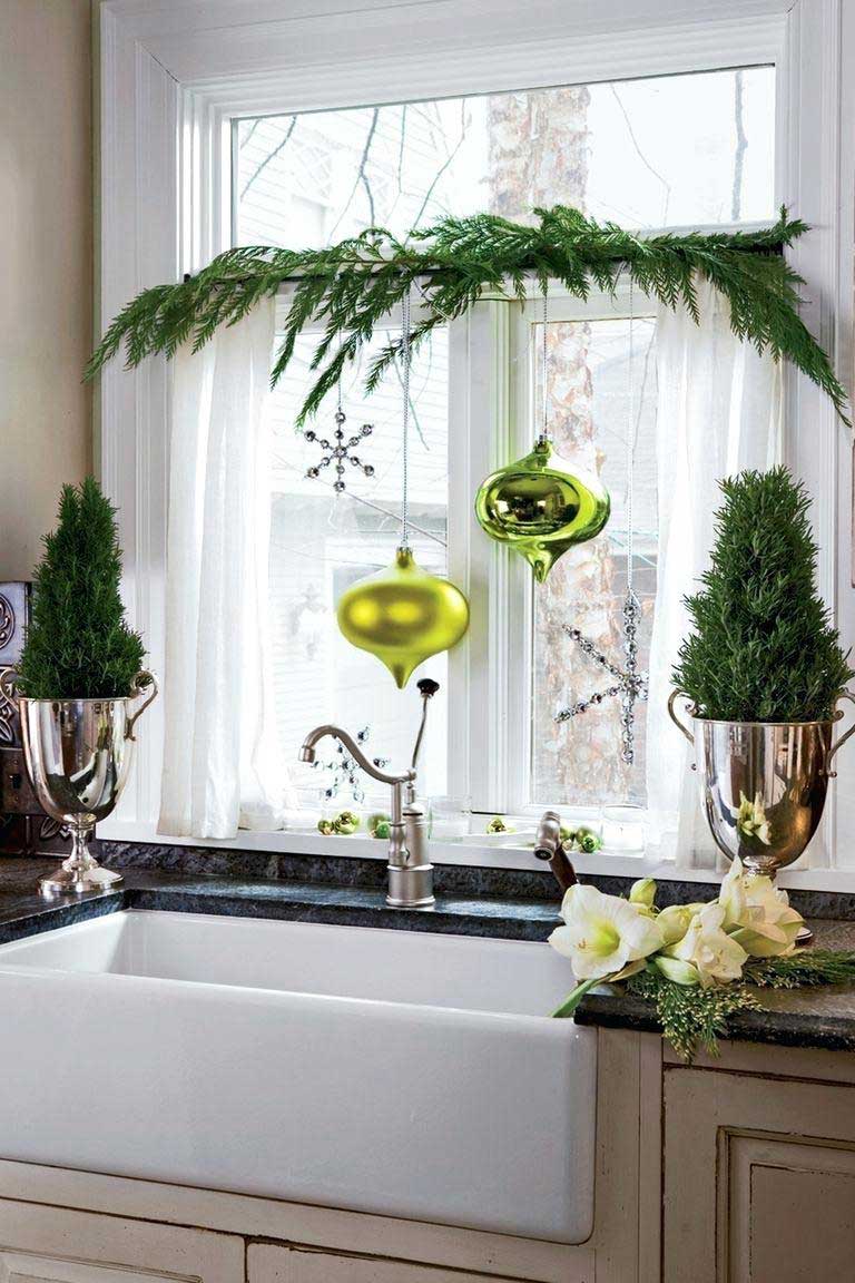 bolas de Navidad en las ventanas