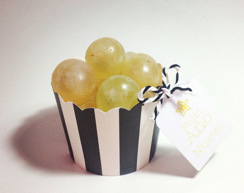 Uvas de Nochevieja en cuenco de rayas