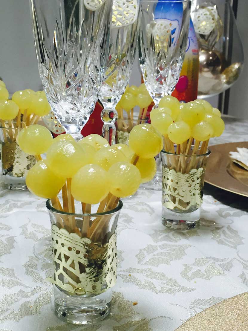 uvas de Nochevieja peladas en vaso de chupito