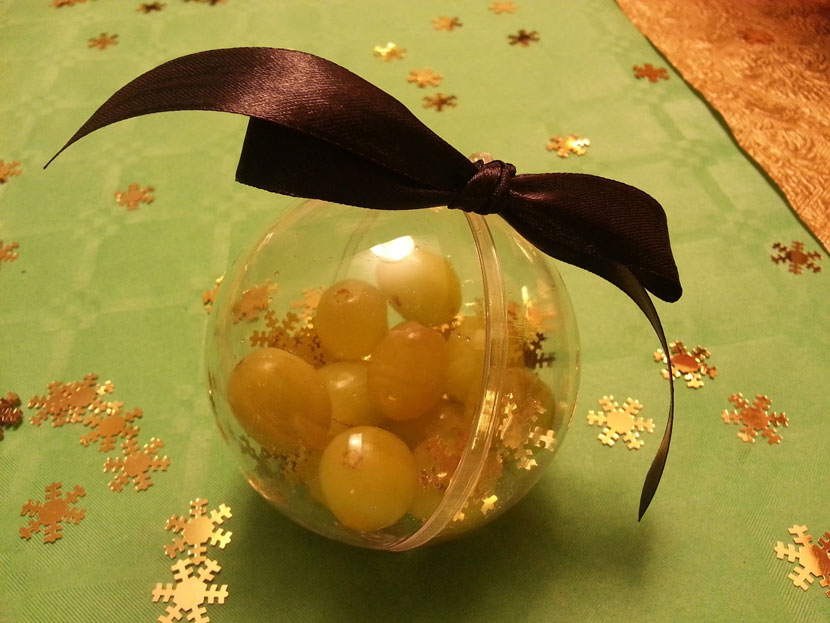 uvas en bolas de Navidad