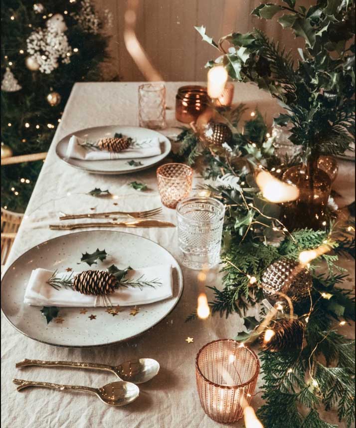 mesa de Navidad en tonos cobre