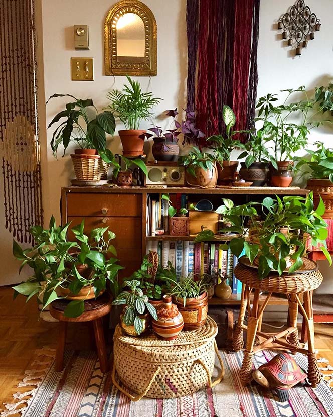 aparador con plantas en el salón