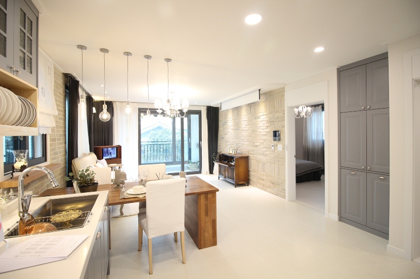 cocina y sal&oacute;n en una sola planta