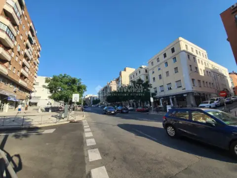 Edificio en calle de la Hierbabuena