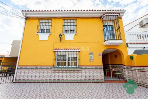 Casa adosada en Urbanización Ciudad Jardín