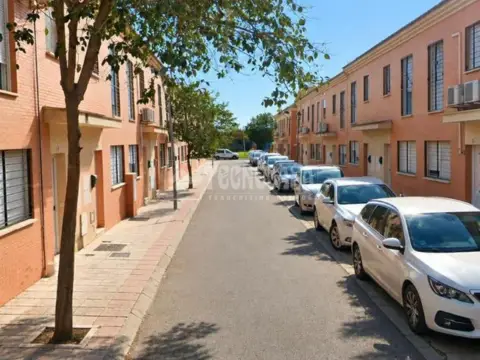 Casa adosada en calle de Pilas