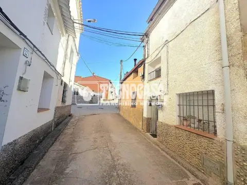 Casa adosada en calle de la Fuente