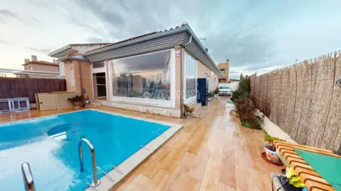 Casa pareada en calle Juan Pablo ?