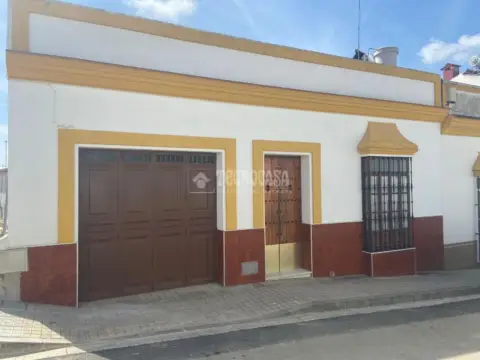 Casa aparellada a calle de Almería