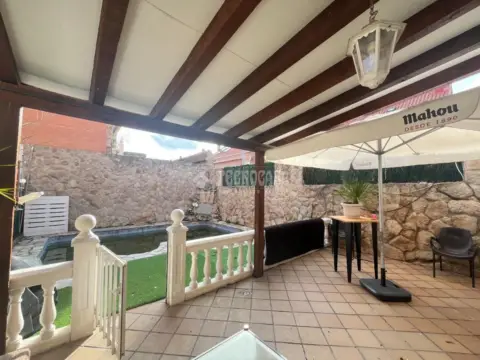 Casa adosada en Velilla de San Antonio