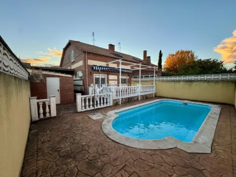 Casa pareada en Villanueva de la Torre