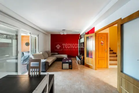 Casa pareada en calle de Ángel González