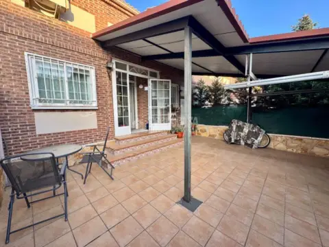 Casa adosada en Villanueva de la Torre