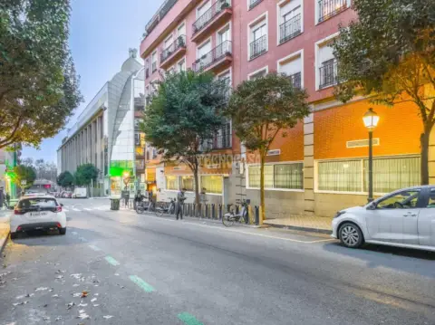 Local comercial en calle de Bustamante