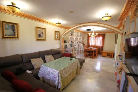 Casa pareada en Residencial Triana-Barrio Alto-Híjar