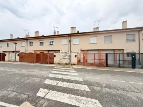 Casa adosada en Hontanares de Eresma