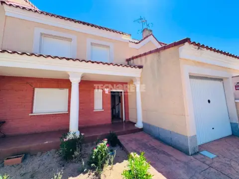 Casa adosada en Albarreal de Tajo