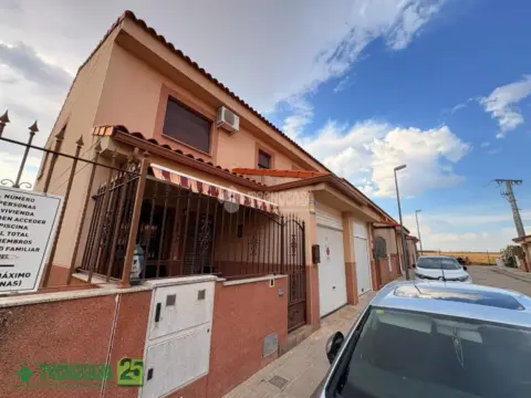 Casa pareada en calle Alamillo