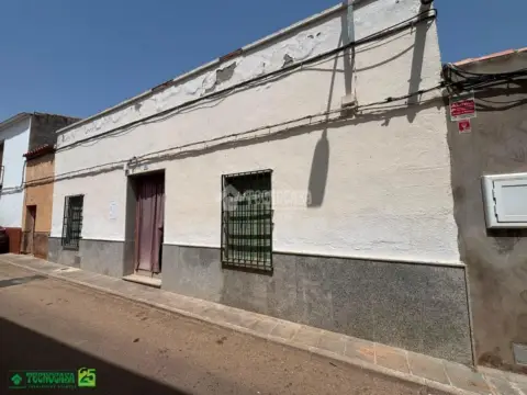 Casa adosada en Valenzuela de Calatrava