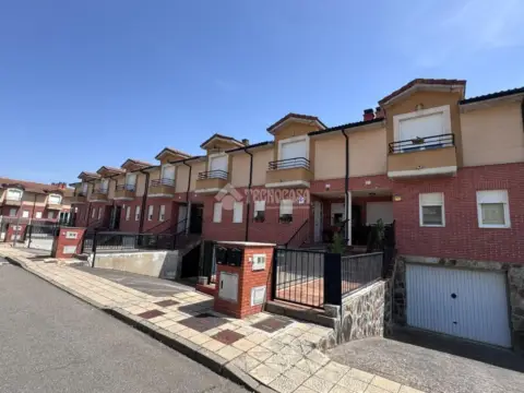 Casa adosada en Carretera Boñar-Vc