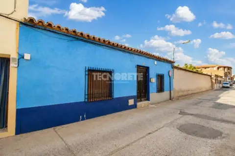 Casa adosada en calle de Vicente Aleixandre