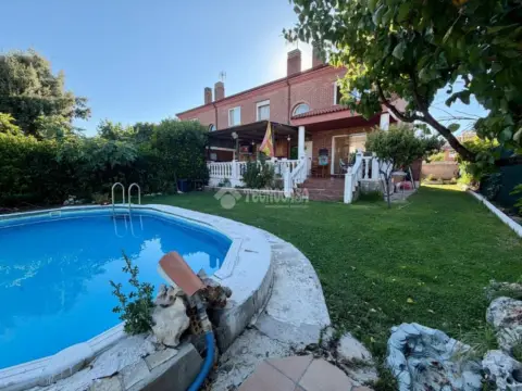 Casa pareada en Villanueva de la Torre
