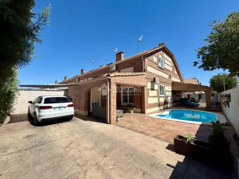 Casa pareada en Villanueva de la Torre