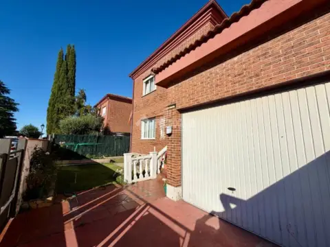 Casa pareada en Villanueva de la Torre