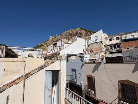 Casa adosada en callejón del Alcaide