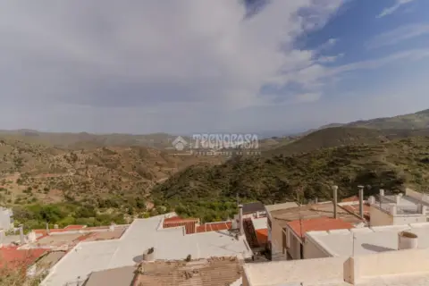 Casa pareada en calle Piedas