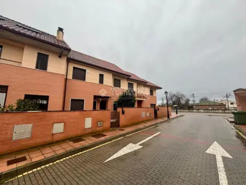 Casa adosada en Viana de Cega