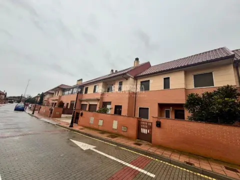 Casa adosada en Viana de Cega