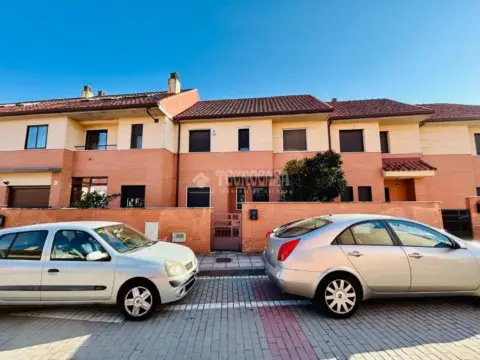 Casa adosada en Viana de Cega