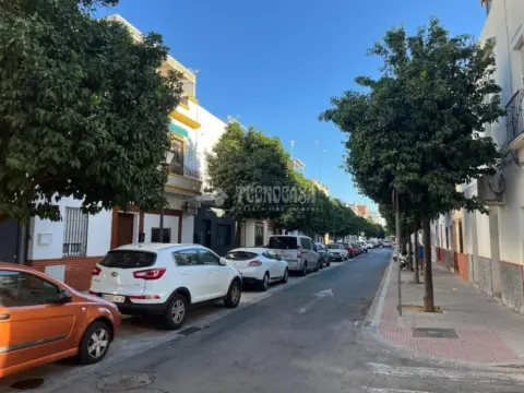 Casa adosada en calle Madre María Teresa