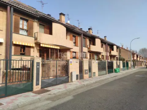 Casa adosada en Estación Renfe-Los Manantiales