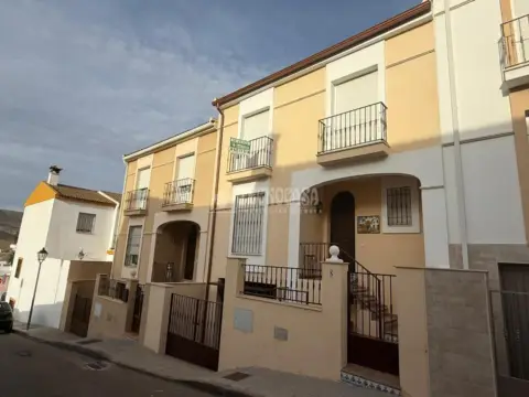 Casa adosada en calle Jazmines