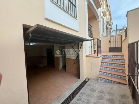 Casa adosada en calle Jazmines