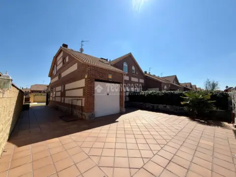 Casa adosada en Villanueva de la Torre