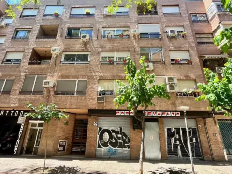 Local comercial en calle Andorra de Teruel